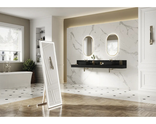 Helles Badezimmer mit freistehender Badewanne, Waschtisch mit zwei Waschbecken, Spiegeln und stehendem Spiegel