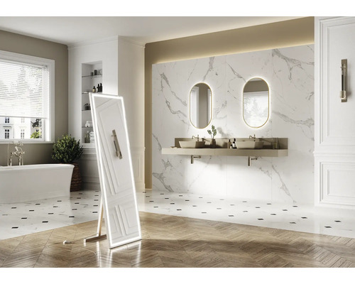 Salle de bains lumineuse avec baignoire, meuble-lavabo avec deux lavabos, miroirs et miroir sur pied à LED