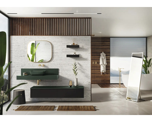 Salle de bain lumineuse avec lavabo, miroir, baignoire et éléments en bois pour une ambiance moderne.