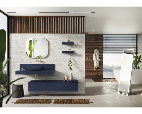 Salle de bains avec lavabo, miroir et baignoire dans un design clair et moderne