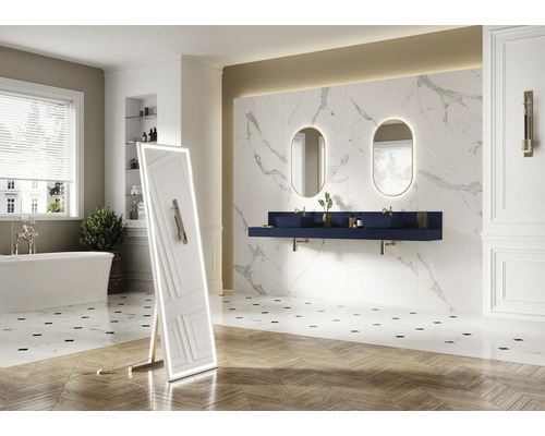 Salle de bains avec baignoire, meuble-lavabo avec deux lavabos et miroir