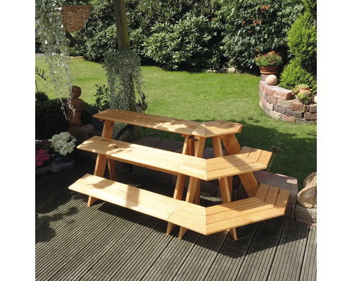 Dreistufige Pflanztisch-Bank-Kombination aus Holz im Garten.