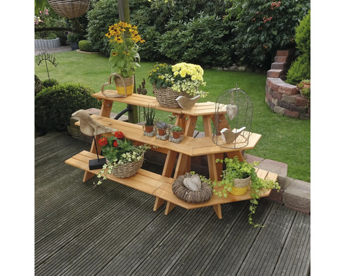 Holzpflanzentreppe mit Blumen und Gartendekoration im Garten