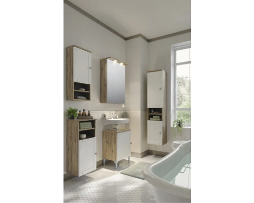 Salle de bain avec lavabo, armoire de toilette et armoires hautes