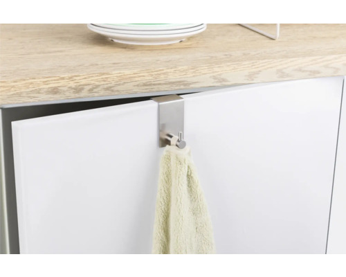 Porte-serviettes en acier inoxydable à suspendre à une porte d''armoire avec une serviette.
