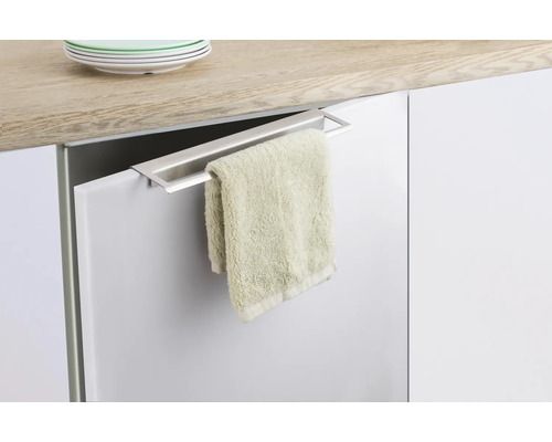 Scène de cuisine avec un porte-serviettes en métal sur une porte de placard et une serviette