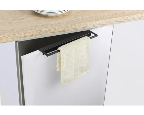 Schwarzer Handtuchhalter hängt an einer Küchenschranktür mit Handtuch.