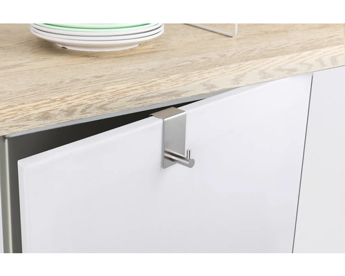 Crochet de porte en métal sur une porte d''armoire