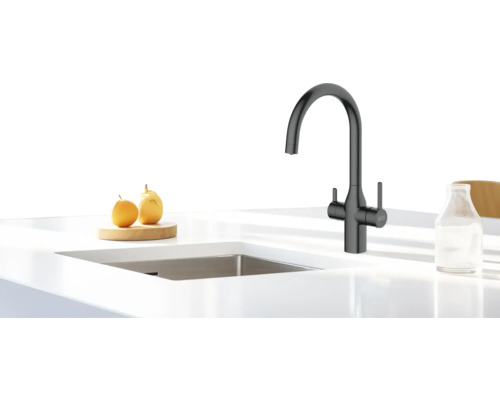 Robinet de cuisine en métal sur un plan de travail avec évier