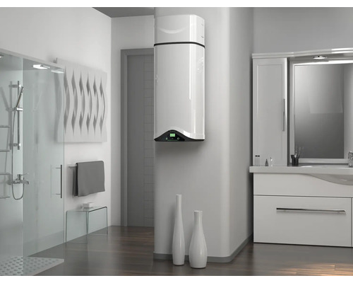 Salle de bains moderne avec chauffe-eau, douche et lavabo