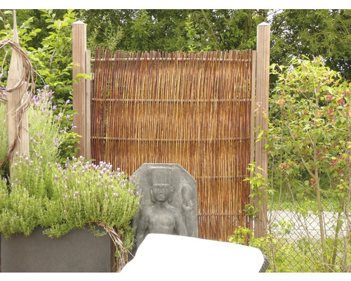 Sichtschutzzaun aus Weide mit Holzpfosten im Garten