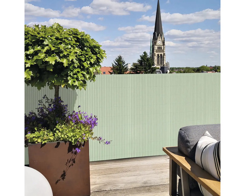 Terrasse mit Sichtschutzzaun und Bepflanzung