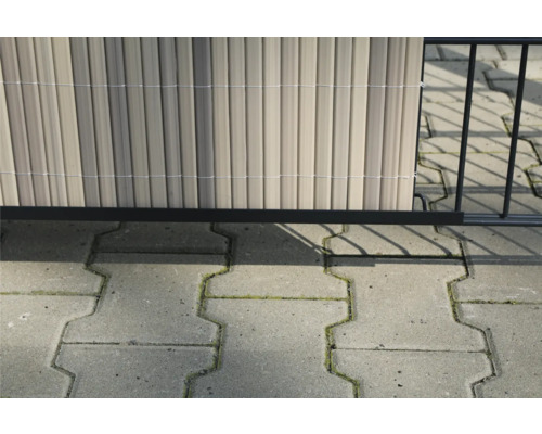 Vue détaillée d''un écran de confidentialité avec des bandes en plastique