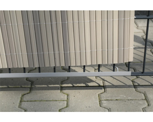 Sichtschutzzaun aus Kunststoffstreifen für den Garten