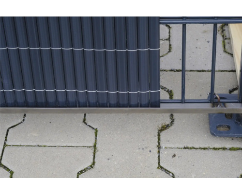 Detailansicht eines Zaunelements mit Kunststoff-Sichtschutzstreifen