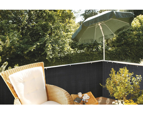 Sichtschutzmatte auf einem Balkon mit Sonnenschirm, Sessel und Pflanzen