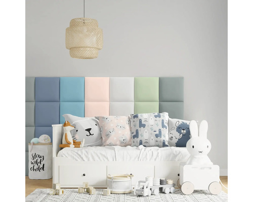 Coussin mural Mono rose aspect velours 30 x 30 cm Chambre d''enfant avec lit de jour, coussins, jouets et lampe
