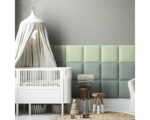 Chambre d''enfant avec lit de bébé, baldaquin, mur rembourré et tabourets en bois.