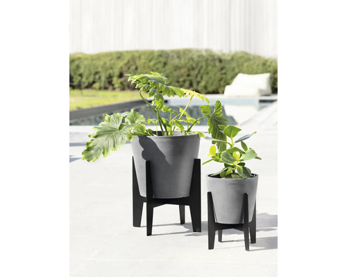 Deux pots de fleurs gris avec supports de plantes noirs à l''extérieur.