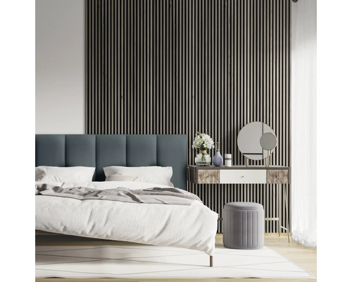 Schlafzimmer mit Bett, Nachttisch und Wandpaneelen