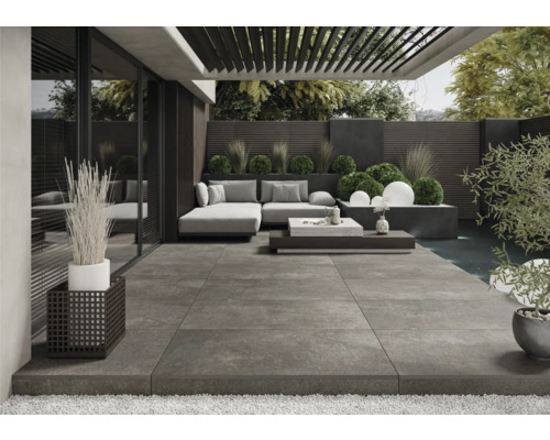 Terrasse avec mobilier de jardin, plantes et carreaux de sol