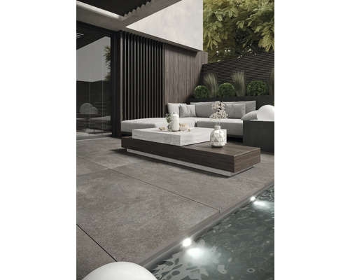 Espace de jardin moderne avec dalles de terrasse grises, mobilier de salon et piscine