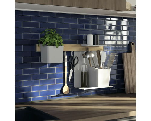 Crédence de cuisine avec ustensiles de cuisine et pot d''herbes sur une barre de suspension