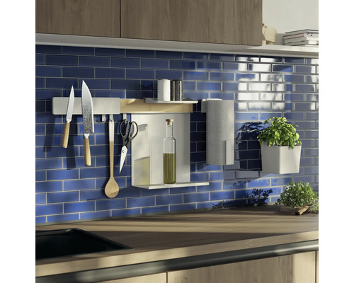 Crédence de cuisine avec ustensiles de cuisine sur un support magnétique