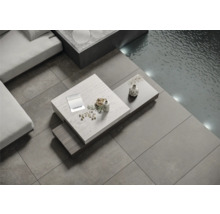 Exemple d'aménagement de terrasse avec des carreaux de grand format, canapé, table basse et piscine