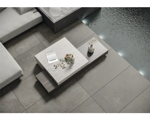 Beispiel einer Terrassengestaltung mit grossformatigen Fliesen, Couch, Couchtisch und Pool