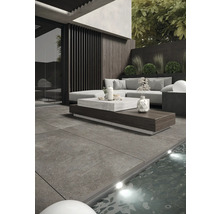 Terrasse au design moderne avec coin salon, table basse et piscine
