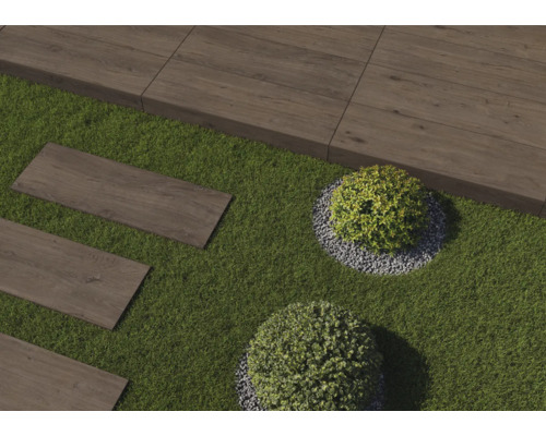 Aménagement de jardin avec gazon, arbustes et dalles en bois