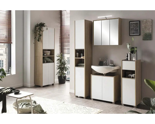 Salle de bains avec lavabo, armoire de toilette et armoire haute en décor bois clair