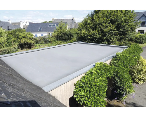 Toit plat avec membrane bitumineuse sur une maison.
