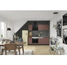Cuisine ouverte et lumineuse avec table à manger, chaises, kitchenette et appareils électroménagers.