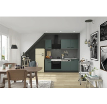 Cuisine claire avec table à manger, kitchenette et réfrigérateur de style rétro.