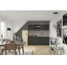 Cuisine lumineuse avec table à manger, chaises et kitchenette