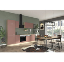 Cuisine moderne avec kitchenette, table à manger et chaises dans une pièce lumineuse.