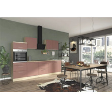 Cuisine claire et moderne avec coin repas, table de cuisine, chaises et meubles de cuisine.