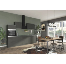 Cuisine moderne avec kitchenette, hotte aspirante, table à manger et chaises dans une pièce lumineuse.