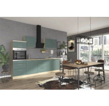 Helle Küche mit grünen Schränken, Esstisch und Stühlen in einem modernen Interieur
