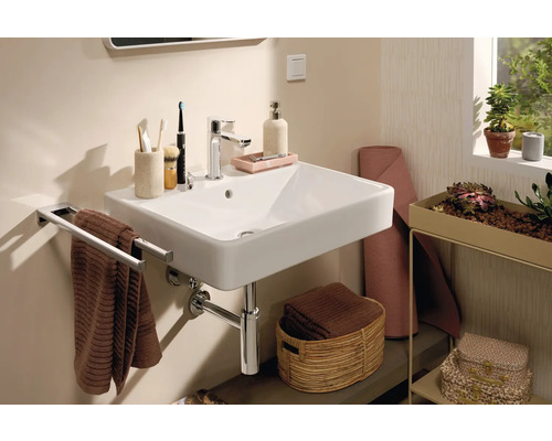 Modernes Badezimmer mit Waschbecken, Handtuchhalter und dekorativen Elementen für ein stilvolles Ambiente