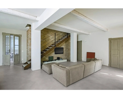 Wohnzimmer mit Sofa, Treppe und Fernseher