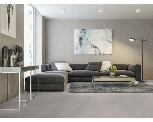 Modernes Wohnzimmer mit grauer Eckcouch, Couchtisch und Kunst an der Wand.