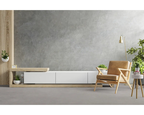 Wohnzimmer mit modernem Lowboard, Sessel und Zimmerpflanzen für eine helle und freundliche Atmosphäre