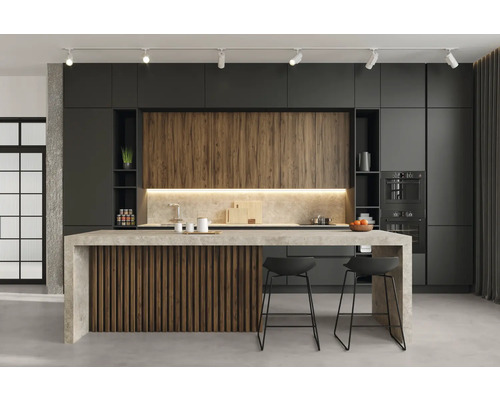 Moderne Küche mit Kochinsel, dunklen Schränken und Holzdetails.