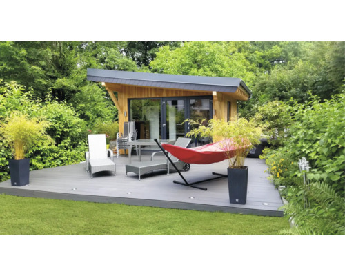 Pavillon de jardin avec terrasse, mobilier de jardin et hamac dans la verdure