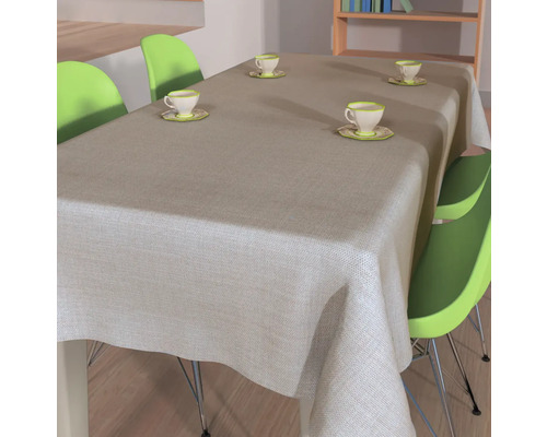Table de salle à manger avec nappe et tasses à thé