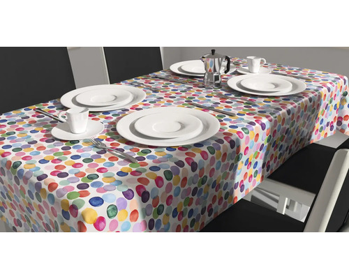 Table dressée avec une nappe à pois
