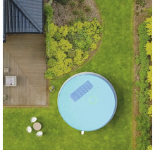 Draufsicht eines runden Aufstellpools im Garten mit Terrasse und Sitzgruppe